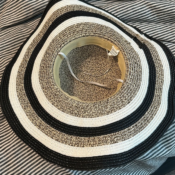 Black and White Sun Hat - Picture 2 of 2